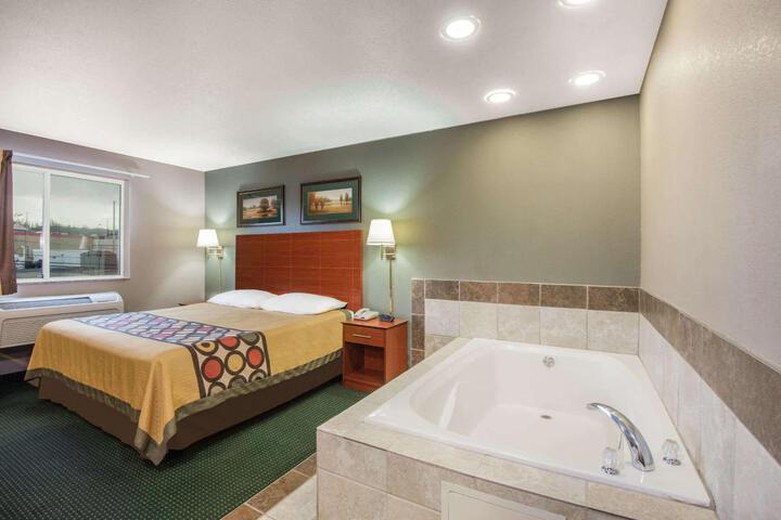 Queen Bed Pet Friendly (13 of 14)