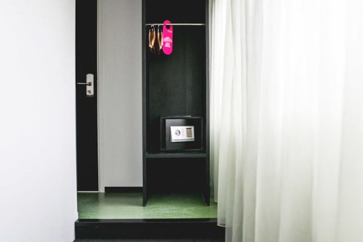 Room 11 of 34