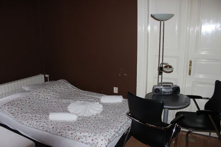 Room 12 of 106