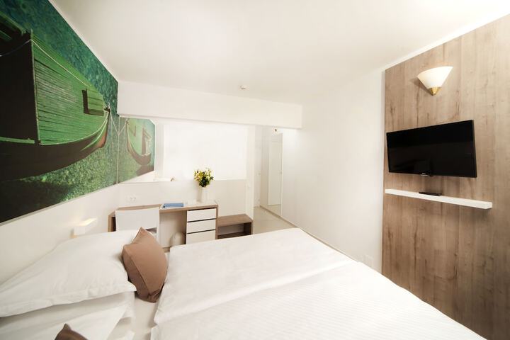 Room 12 of 78