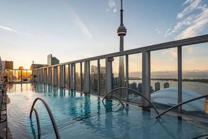 Hotel Lux Entertainment District Toronto in Toronto, ON