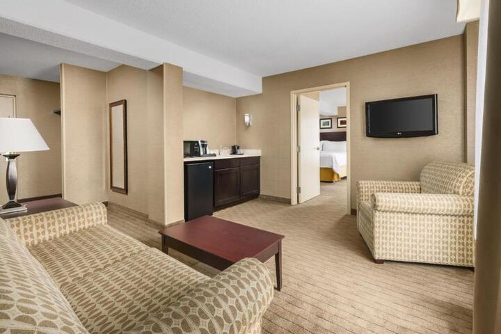 1 King Bed (2 of 18)