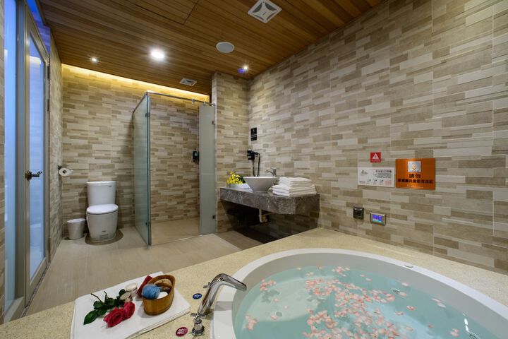 Hot Tub 68 of 75