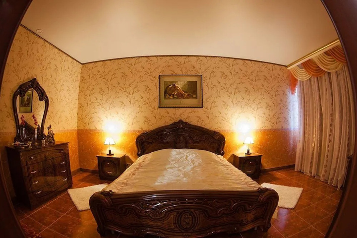 Room 6 of 11