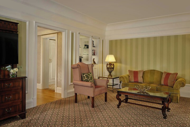 Lounge 119 of 147