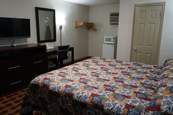 1 King Bed (2 of 14)