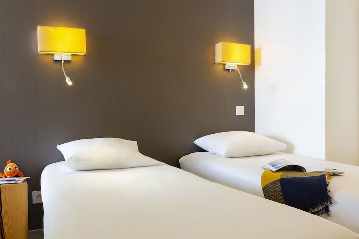 Room 28 of 62