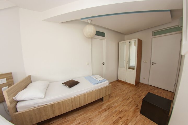 Room 33 of 73