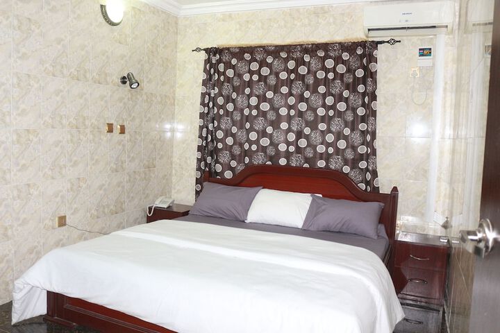 Room 9 of 15