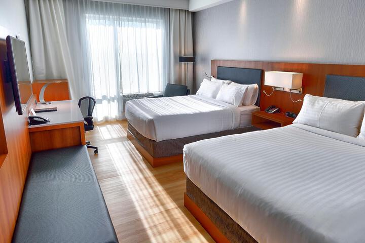 1 Queen Bed (2 of 5)