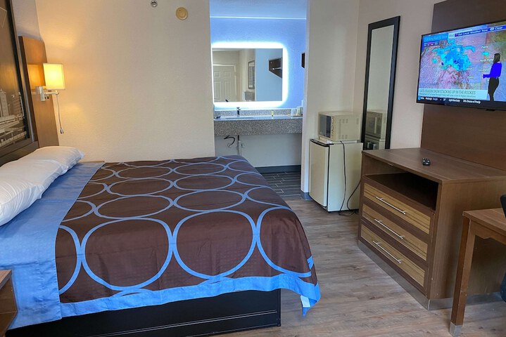 1 King Bed (4 of 8)
