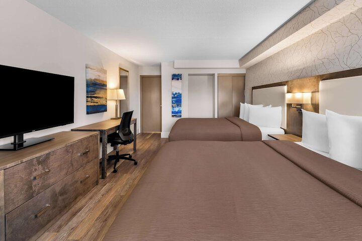 1 Queen Bed Microwave and Refrigerator Work Desk WiFi Continental Breakfast (16 of 20)