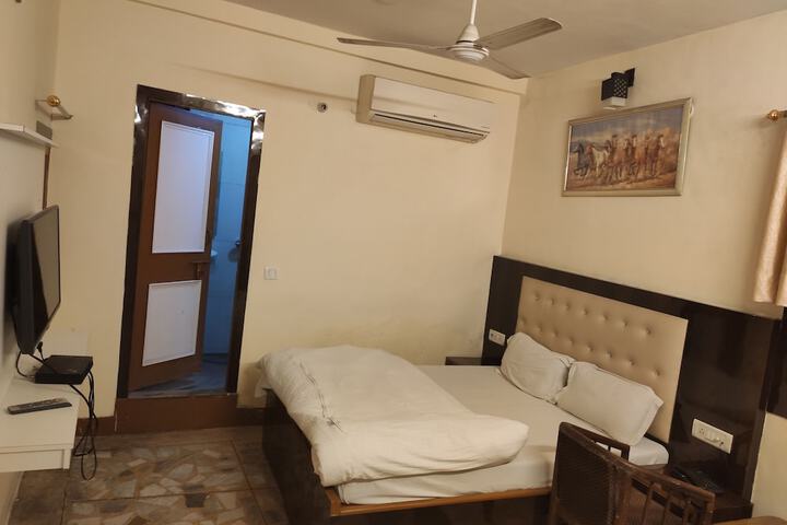 Room 9 of 14