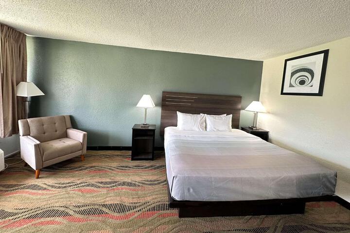 1 King Bed (1 of 10)