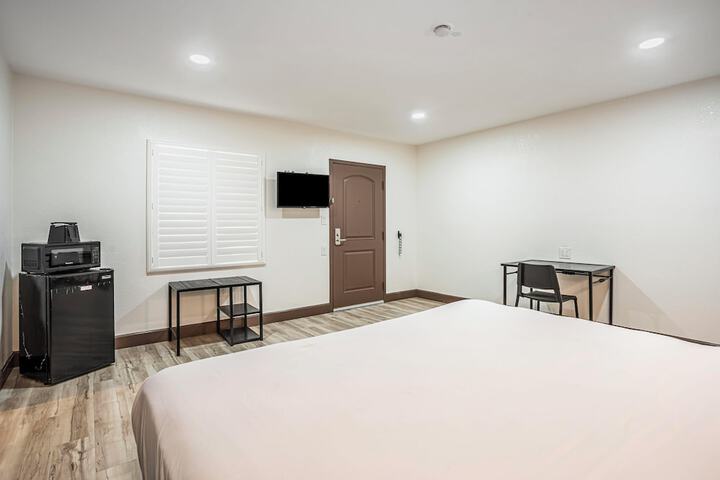 Basic Room 1 King Bed (8 of 15)