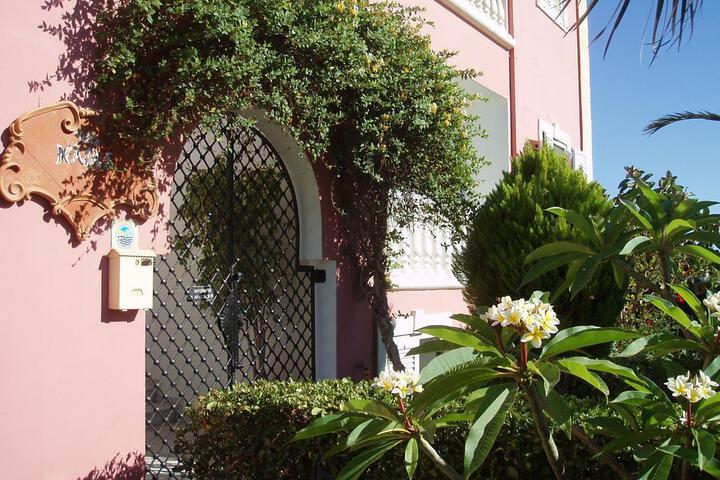 VILLA NAIAS