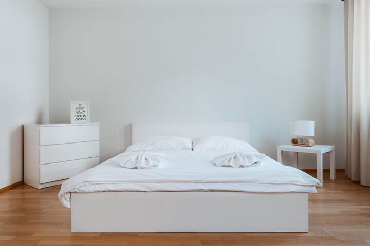 Room 2 of 195