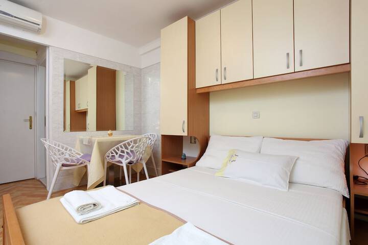 Room 12 of 32
