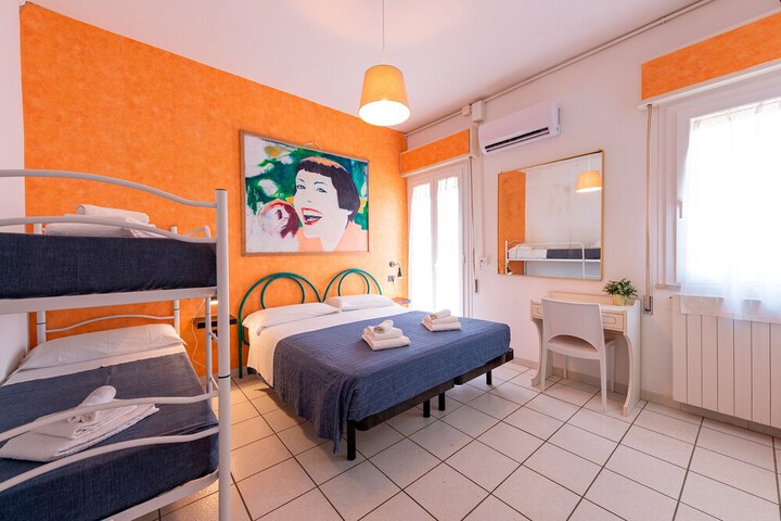 Room 32 of 106