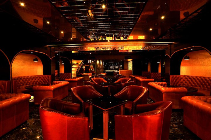 Lounge 33 of 51