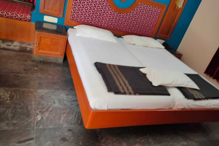 Room 9 of 25