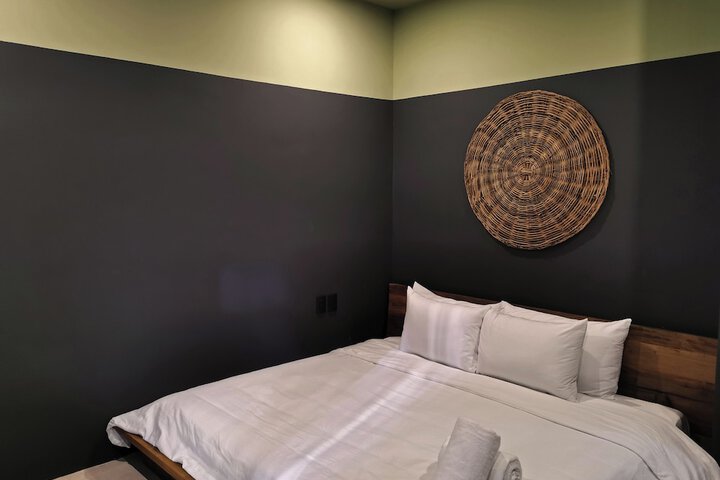 Room 9 of 33