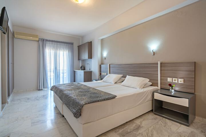 Room 8 of 32