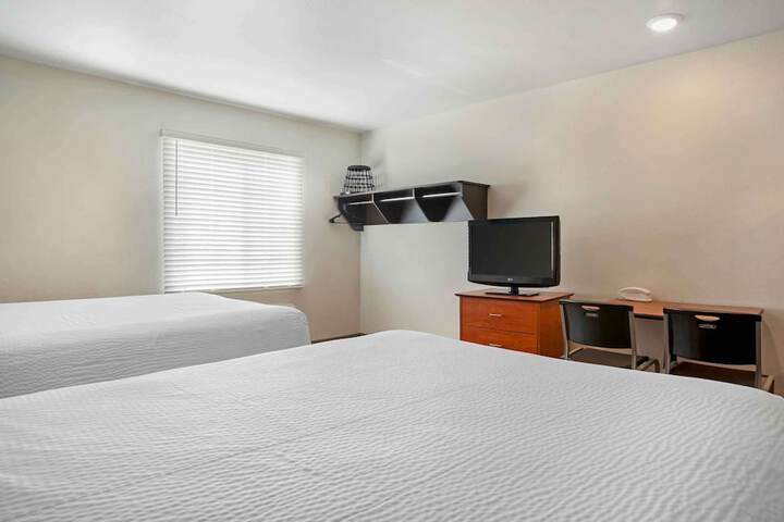 Studio Queen Bed (8 of 10)