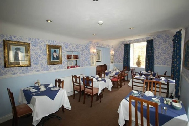 Dining 16 of 25