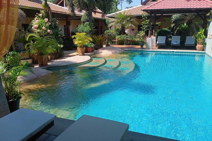 Swim-up bar