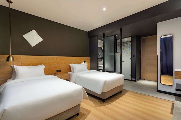 Room 10 of 14