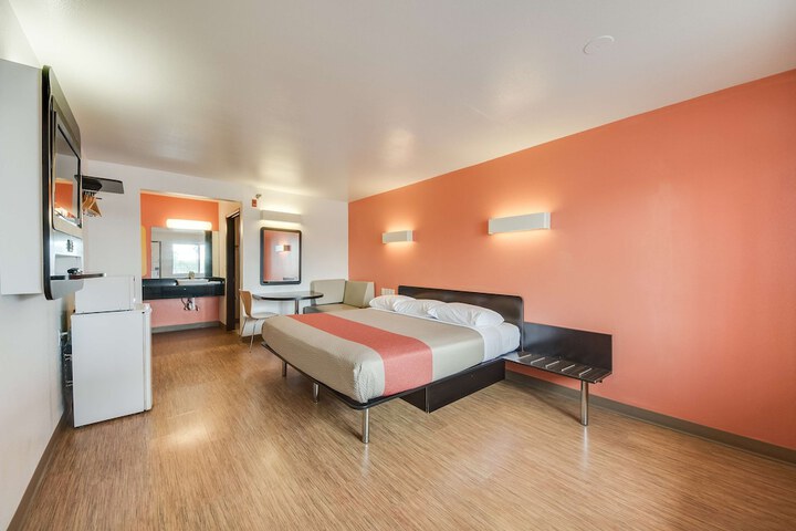 Room 8 of 38