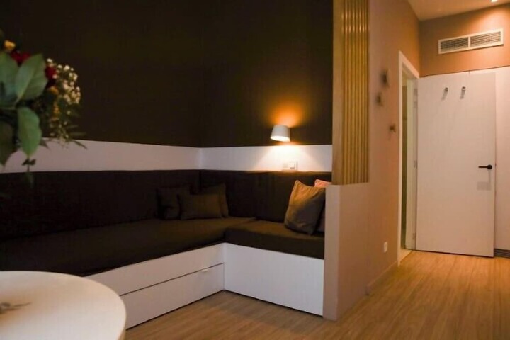 Room 6 of 77