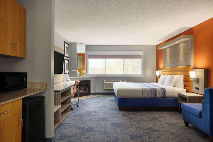 1 King Bed (2 of 42)
