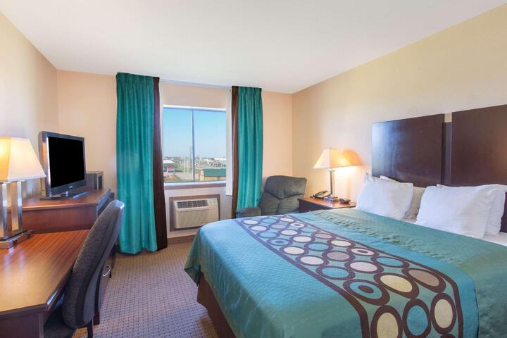 1 Queen Bed (7 of 12)