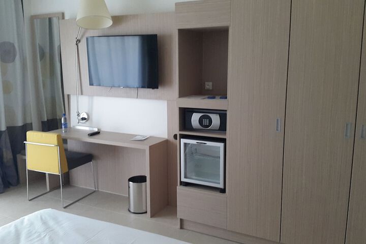 Room 11 of 32