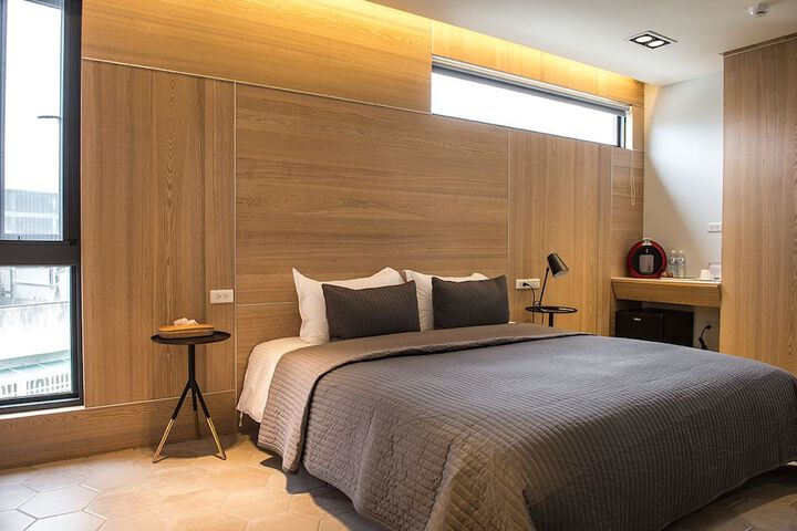 Room 8 of 100