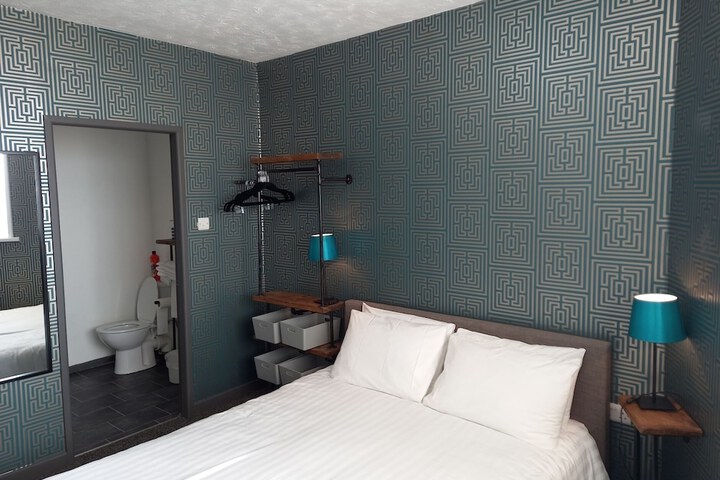 Room 5 of 114