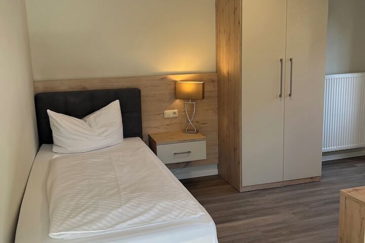 Room 12 of 27