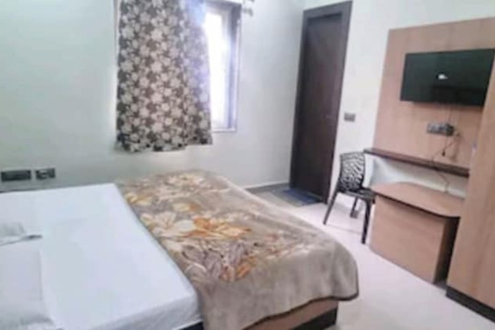 Room 8 of 12
