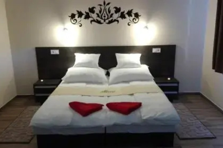 Room 5 of 8
