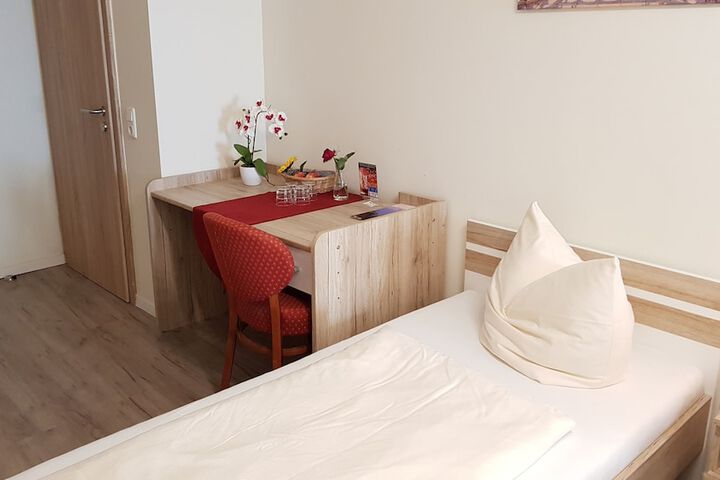 Room 4 of 97