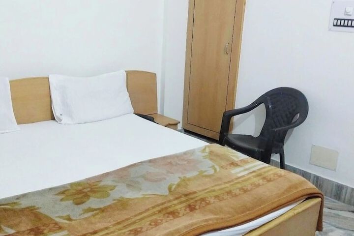 Room 6 of 12