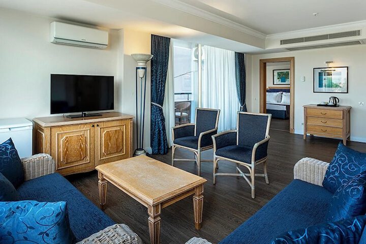 Lounge 74 of 126