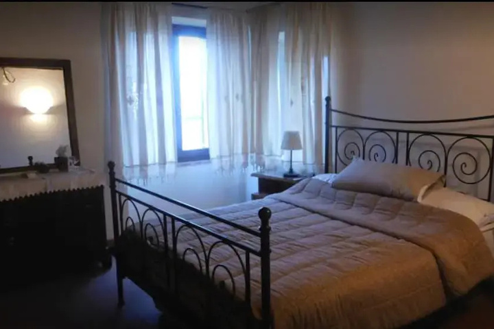 Room 2 of 10