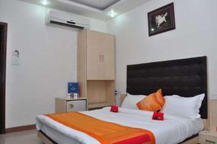 Room 8 of 18