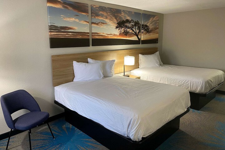 2 Queen Beds (11 of 15)