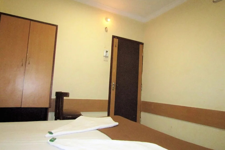 Room 6 of 10