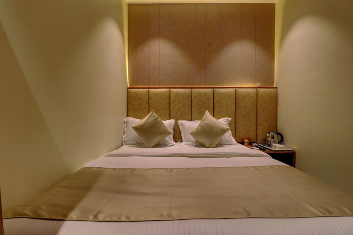 Room 5 of 9