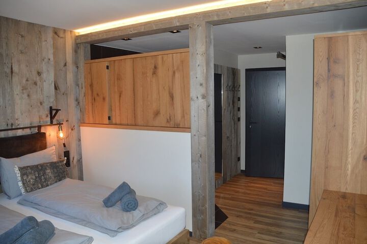 Room 5 of 32